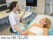 the ultrasound on the stomach. Стоковое фото, агентство Ingram Publishing / Фотобанк Лори