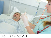 doctor injecting patient with syringe to collect blood. Стоковое фото, агентство Ingram Publishing / Фотобанк Лори