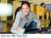 waitress cleaning the table. Стоковое фото, агентство Ingram Publishing / Фотобанк Лори