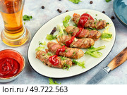 Roasted pork meat sausages on plate. Beer and bavarian sausages. Bratwurst sausage with beer. Стоковое фото, агентство Ingram Publishing / Фотобанк Лори