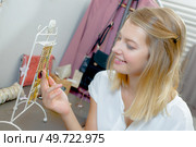 Lady looking at display of accessories in shop. Стоковое фото, агентство Ingram Publishing / Фотобанк Лори