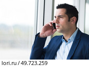 portrait of a businessman on cell phone. Стоковое фото, агентство Ingram Publishing / Фотобанк Лори