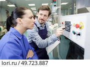 supervisor training new recruit to understand factory controls. Стоковое фото, агентство Ingram Publishing / Фотобанк Лори