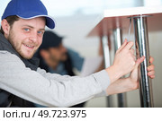 young fitter assembling a worktop support. Стоковое фото, агентство Ingram Publishing / Фотобанк Лори