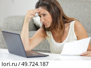 worried entrepreneur reading bad news on line. Стоковое фото, агентство Ingram Publishing / Фотобанк Лори