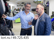 men at a motorbike shop. Стоковое фото, агентство Ingram Publishing / Фотобанк Лори