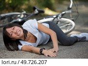 young woman fell from her bike. Стоковое фото, агентство Ingram Publishing / Фотобанк Лори