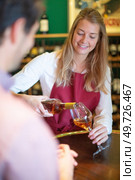 young woman seller serving male client in wine store. Стоковое фото, агентство Ingram Publishing / Фотобанк Лори