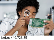 female technician working in electronic laboratory. Стоковое фото, агентство Ingram Publishing / Фотобанк Лори