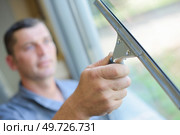 Close up of man cleaning windows. Стоковое фото, агентство Ingram Publishing / Фотобанк Лори