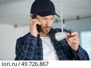 portrait of an artisan talking on the phone. Стоковое фото, агентство Ingram Publishing / Фотобанк Лори