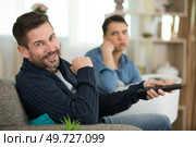 woman annoyed at her partner watching tv. Стоковое фото, агентство Ingram Publishing / Фотобанк Лори