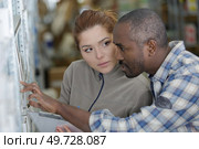 workers discussing over sketch on wall. Стоковое фото, агентство Ingram Publishing / Фотобанк Лори