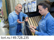 couple choosing bedbase in store. Стоковое фото, агентство Ingram Publishing / Фотобанк Лори