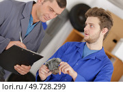 teacher giving lesson to apprentices. Стоковое фото, агентство Ingram Publishing / Фотобанк Лори