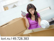 woman unpacking unboxing cardboard carton. Стоковое фото, агентство Ingram Publishing / Фотобанк Лори