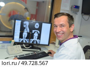 radiologist with computer images from mri scanner. Стоковое фото, агентство Ingram Publishing / Фотобанк Лори