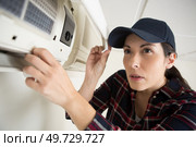 handywoman cleaning fixing ventilation system. Стоковое фото, агентство Ingram Publishing / Фотобанк Лори
