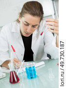 woman researcher doing a blood test. Стоковое фото, агентство Ingram Publishing / Фотобанк Лори