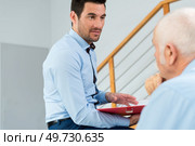 younger worker talking to senior. Стоковое фото, агентство Ingram Publishing / Фотобанк Лори