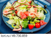 Healthy Asian salad with pomelo, shrimps and greens. Thai appetizer salad.. Delicious pomelo salad with shrimps. Стоковое фото, агентство Ingram Publishing / Фотобанк Лори