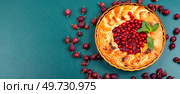 Homemade pie or tart with red currants and gooseberries. Copy space.. Pie with berries, space for text. Стоковое фото, агентство Ingram Publishing / Фотобанк Лори