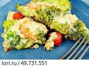 Fried omelet with broccoli, cooked shrimp and tomato. Healthy diet food. Broccoli omelette. Close up.. Shrimp scrambled eggs with vegetables. Стоковое фото, агентство Ingram Publishing / Фотобанк Лори