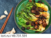 Homemade fried Chinese Pak Choi with shitake mushrooms. Asian vegan food, low carb diet. Fried Bok Choy or Pak Choi. Стоковое фото, агентство Ingram Publishing / Фотобанк Лори