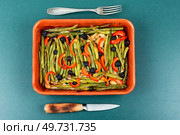 Tart with vegetables in baking dish. Vegetarian pie with green or bush beans and peppers. Top view.. Open vegetable pie with bush beans. Стоковое фото, агентство Ingram Publishing / Фотобанк Лори