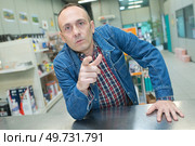 male client asking information to hardware store cashier. Стоковое фото, агентство Ingram Publishing / Фотобанк Лори