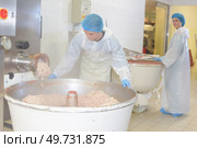 Factory operative watching over vat. Стоковое фото, агентство Ingram Publishing / Фотобанк Лори