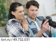 couple reviewing photos on a camera screen. Стоковое фото, агентство Ingram Publishing / Фотобанк Лори