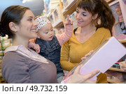 mother daughter and friend shopping for homeware. Стоковое фото, агентство Ingram Publishing / Фотобанк Лори