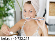 young woman using brushing her teeth. Стоковое фото, агентство Ingram Publishing / Фотобанк Лори
