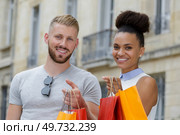 happy couple holding gifts bags. Стоковое фото, агентство Ingram Publishing / Фотобанк Лори