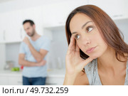 Woman looking fed up, partner in background. Стоковое фото, агентство Ingram Publishing / Фотобанк Лори
