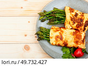 Delicious omelet cooked with green asparagus. Copy space. Asparagus in an omelet. Стоковое фото, агентство Ingram Publishing / Фотобанк Лори
