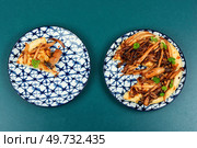 A slice of mushroom pie or mushroom galette. Tart or pie with shiitake mushrooms. Flat lay.. Mushroom pie or galette. Стоковое фото, агентство Ingram Publishing / Фотобанк Лори