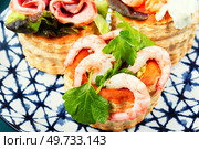 Appetizing tartlets with fish, shrimp and bacon. Festive table.. Tartlets, canapes with smoked salmon, shrimp and bacon. Стоковое фото, агентство Ingram Publishing / Фотобанк Лори