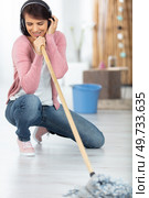 smiling excited young housewife havig fun with vacuum cleaner. Стоковое фото, агентство Ingram Publishing / Фотобанк Лори