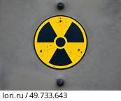 Знак радиационной опасности и серый фон. Стоковое AI-изображение, AI-художник Boostport / Фотобанк Лори