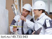 portrait of plasterers having a conversation. Стоковое фото, агентство Ingram Publishing / Фотобанк Лори