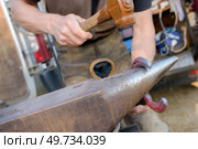 close up of an old blacksmiths anvil. Стоковое фото, агентство Ingram Publishing / Фотобанк Лори