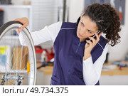 female worker using the phone in store. Стоковое фото, агентство Ingram Publishing / Фотобанк Лори
