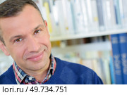 man with books in the background. Стоковое фото, агентство Ingram Publishing / Фотобанк Лори