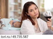 mother drinking while baby sleeping. Стоковое фото, агентство Ingram Publishing / Фотобанк Лори