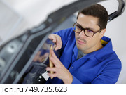 technician man opening photocopy machine in a office. Стоковое фото, агентство Ingram Publishing / Фотобанк Лори