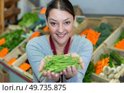 greengrocer showing handful of green beans. Стоковое фото, агентство Ingram Publishing / Фотобанк Лори