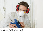 close up of builder working with grinding tool. Стоковое фото, агентство Ingram Publishing / Фотобанк Лори