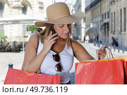 happy woman on the phone with bags outdoors. Стоковое фото, агентство Ingram Publishing / Фотобанк Лори